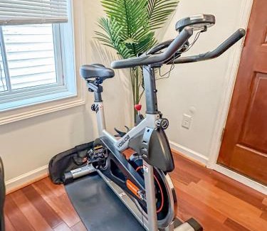 Metropolitan House | 5 min to DT - Summer Getaway - Parking - Private Balcony, Telescope