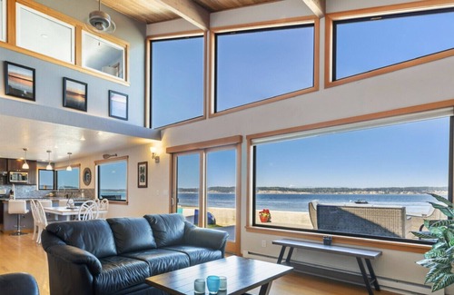 Bells Beach House | 5 minutes to downtown Langley I Beachfront I Whale Watch I Dogs Ok
