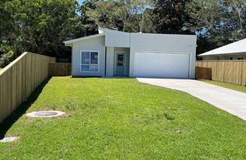 Rainbow Beach House | 6 Yeri Drive - Rainbow Shores. Aircon. Pets Welcome. Walk to beach