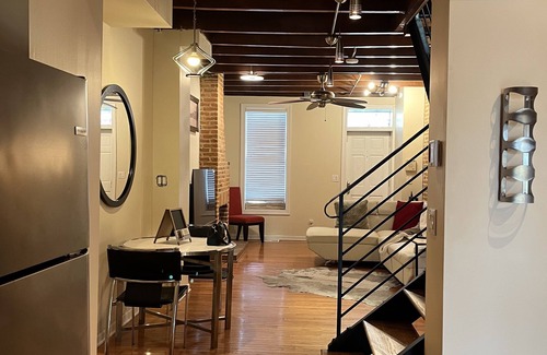 Downtown Baltimore House | 7 minutes from Baltimore Inner Harbor! Cozy & Chic Rowhome with a Fireplace!