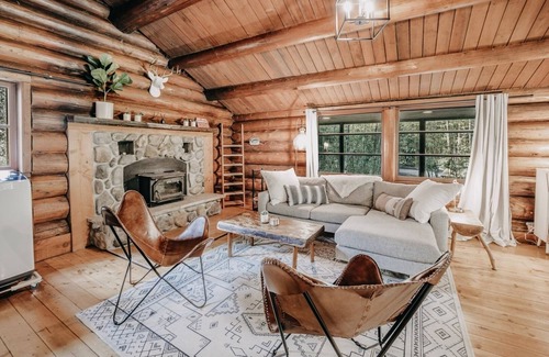 Warnick Cabin | 76GS - Genuine Log Cabin - WiFi - Pets Ok - Sleeps 4 by RedAwning