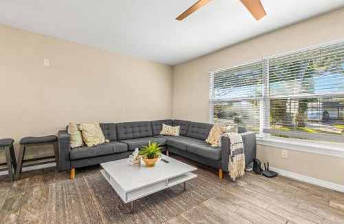 Seminole House | 9 mins to Beach Pool Fire Pit Sleeps 10