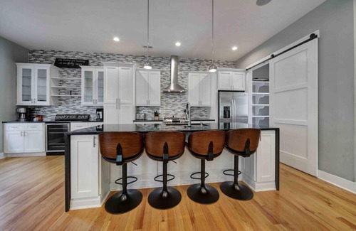 Third Ward House | 906 Westbrook B · City Views RoofTop Hot Tub & Short Walk to Stadium
