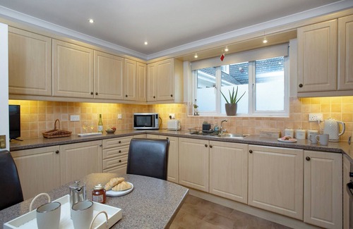 Westonzoyland Cottage | A charming one-bed, one-bath holiday home in Somerset Levels.