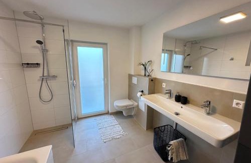 Ehningen Apartment | AB2 Luxuriöse EG-Wohnung mit Gartenblick & Garage - 3 Min zur S-Bahn - Nähe Messe Stuttgart, Daimler & IBM - Ideal für Familien & Geschäftsreisende