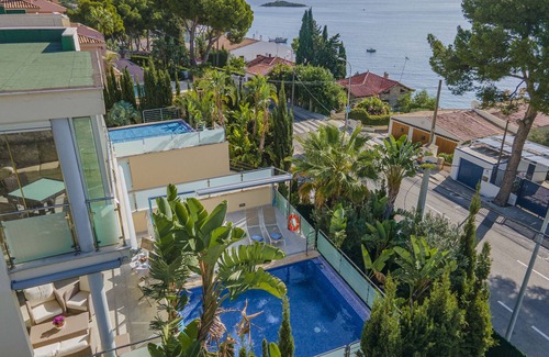 Alcanada Ski Chalet | Alcanada 1 for 8 with swimming pool 70m from the sea