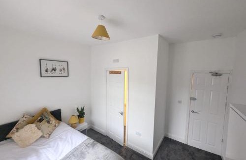 Stoke-on-Trent House | All En-suite Home for Contractors, Families & Large Groups