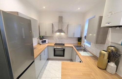 Stoke-on-Trent House | All En-suite Home for Contractors, Families & Large Groups