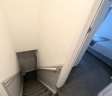 Stoke-on-Trent House | All En-suite Home for Contractors, Families & Large Groups