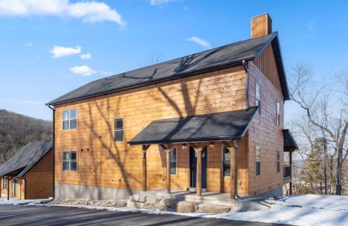 Hollister House | All New Cabin w Free Attraction Tickets-Pvt Hot Tub-Community Indoor Pool
