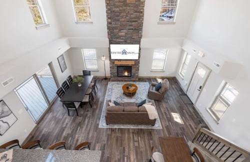 Hollister House | All New Cabin w Free Attraction Tickets-Pvt Hot Tub-Community Indoor Pool
