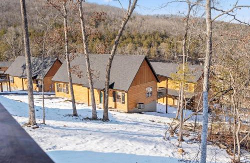 Hollister House | All New Cabin w Free Attraction Tickets-Pvt Hot Tub-Community Indoor Pool