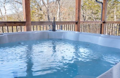 Hollister House | All New Cabin w Free Attraction Tickets-Pvt Hot Tub-Community Indoor Pool
