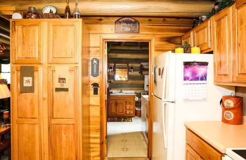 Hillsboro Cabin | All season getaway. Relax at The "Wilberness" Log Cabin close to Rocky Fork Lake