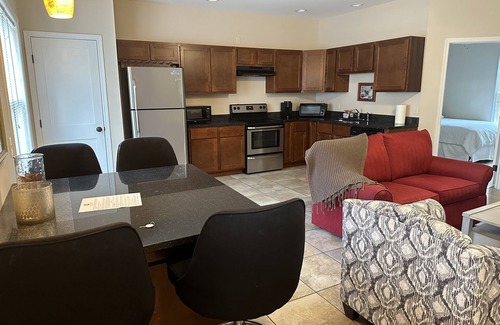 Bloomington House | Amazing Value- Spacious Townhouse Unit Walking Distance from DT Bloomington