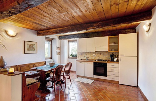 Siglioli Apartment | Apartment Antico Granaio with Mountain View, Shared Pool, Garden and Wi-Fi