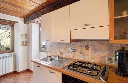 Siglioli Apartment | Apartment Antico Granaio with Mountain View, Shared Pool, Garden and Wi-Fi