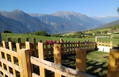 Saint-Denis Apartment | Apartment 'Becca D'Aver' with Mountain View, Shared Garden and Wi-Fi