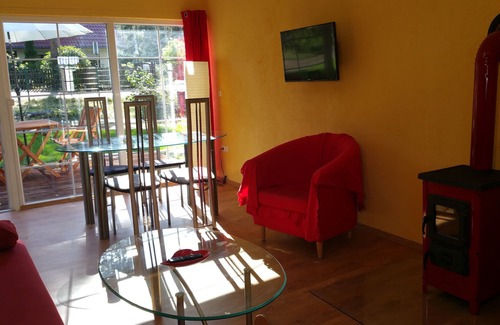 Joachimsthal Apartment | Apartment 'Bungalow Rot M1 Schlafzimmer' with Private Terrace, Shared Garden and Wi-Fi