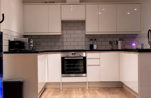 Wallington Apartment | Apartment in Croydon - 1 Min walk to Train