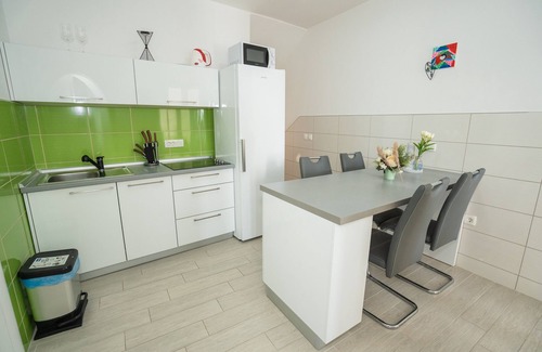 Potocnica Apartment | Apartment in Strandnähe mit Pool, Parken, Klimaanlage, Meerblick für 4 Personen