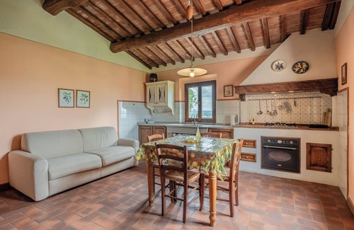 Fucecchio Apartment | Apartment 'Lo Stornello' with Shared Pool, Wi-Fi and Air Conditioning