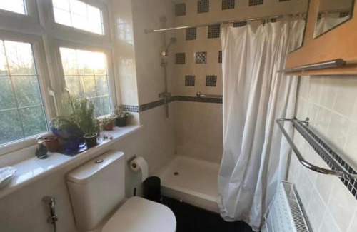 High Wycombe House | Apartment - Sleeps 4 - Parking - Balcony - Garden