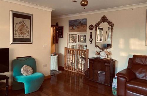 High Wycombe House | Apartment - Sleeps 4 - Parking - Balcony - Garden
