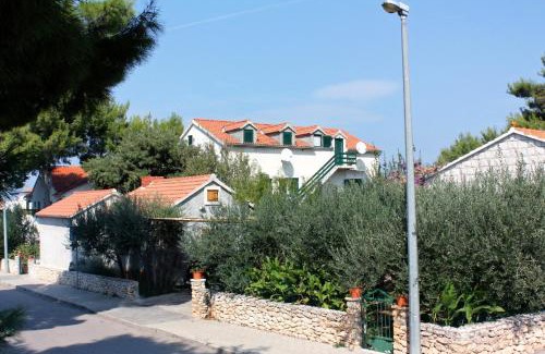 Mirce Apartment | Apartments by the sea Mirca, Brac - 5655