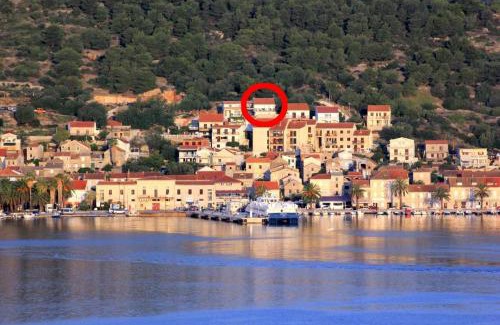 Cove Rogacic Apartment | Apartments with a parking space Vis - 8869