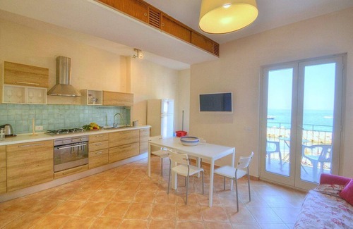 Marina di Puolo House | Appartamento Naia B: A graceful apartment located right on the beach, with Free WI-FI.