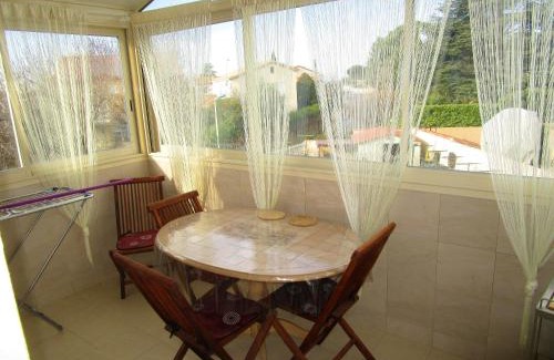 Vias Apartment | Appartement élégant à Vias avec balcon et jardin