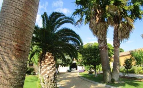 Vias Apartment | Appartement élégant à Vias avec balcon et jardin