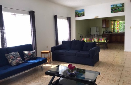 Silver Sands Apartment | Apt - Sleeps 5 - Garden - Parking - Balcony