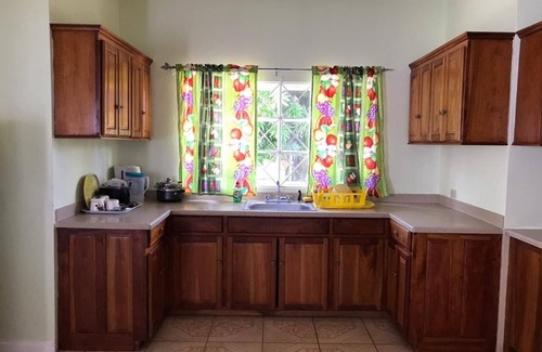 Silver Sands Apartment | Apt - Sleeps 5 - Garden - Parking - Balcony