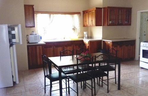 Silver Sands Apartment | Apt - Sleeps 5 - Garden - Parking - Balcony