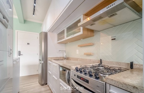 Ingleses Centro Apartment | Apt w/Gourmet Balcony 800m From the Beach Cbe0201