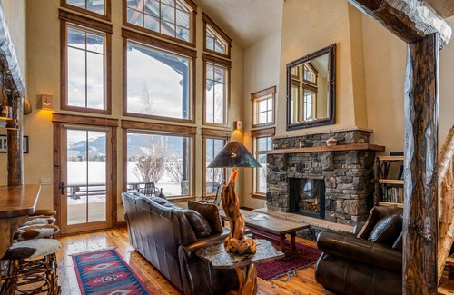 Alta House | Architectural Stunner w/ Mountain & Sound Views & Free WiFi- Snowbird-Friendly
