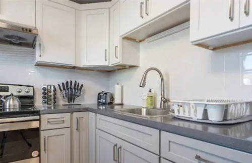 West Alameda Apartment | Artistic and Cozy 2BD-2BTH with Laundry in Historic Alameda