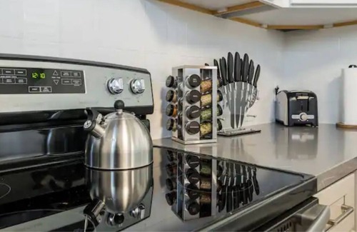 West Alameda Apartment | Artistic and Cozy 2BD-2BTH with Laundry in Historic Alameda