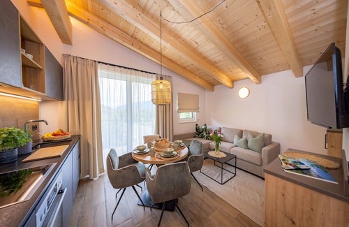 Bruck an der Grossglocknerstrasse Apartment | Cosy apartment for 4 people with WIFI, TV, balcony, pets allowed and panoramic view