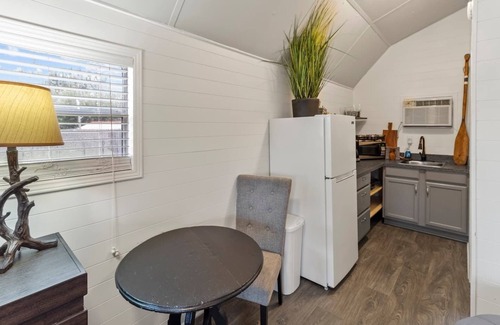 Oil City Cabin | Available this weekend, Kayaks & across from Caddo