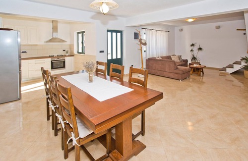 Bogomolje House | Awesome home in Bogomolje with kitchen