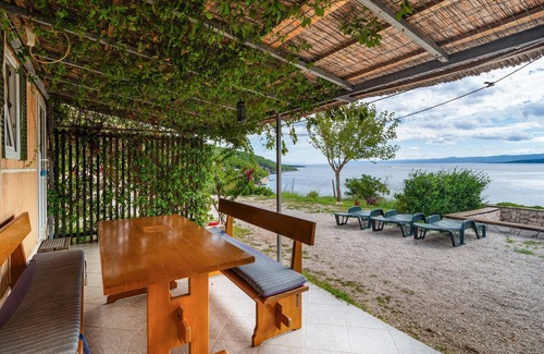 Murvica House | Awesome home in Nerezisca with WiFi