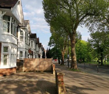 Ealing Common Bed & Breakfast | Ax 1 Bed and Breakfast