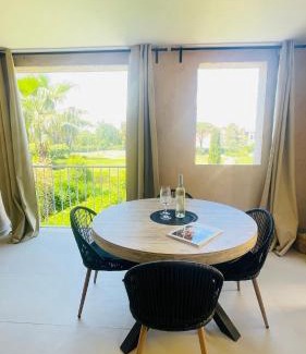 Gassin Apartment | Bain De Soleil refait à neuf, bord de plage et piscine, proche de Saint Tropez