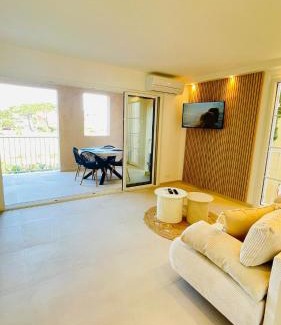Gassin Apartment | Bain De Soleil refait à neuf, bord de plage et piscine, proche de Saint Tropez