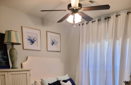 Oxford House | Barefoot Cottage. Located on a beautiful lake setting.