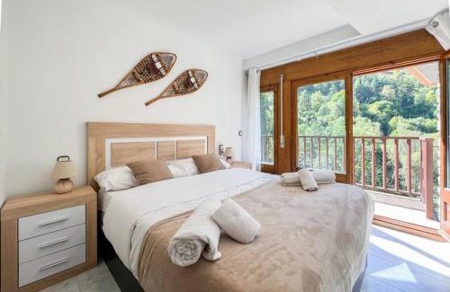 Pal Apartment | Barthe Holidays I Gran apartamento en el pueblo de Pal 8PAX I Terraza, Vistas al valle, Ideal para familias o grupo, Pet friendly I Rider