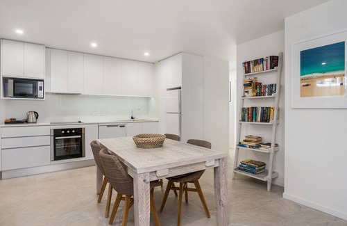 Byron Bay Apartment | Bayview Beachfront Apartments, in town right on the beach
